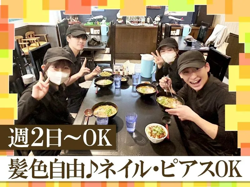 従業員が楽しそうに食事をする写真